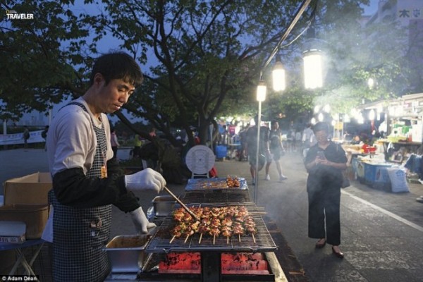 Quầy đồ nướng tỏa hương thơm hấp dẫn ở công viên Yeouido, Seoul. Thủ đô Hàn Quốc nổi tiếng với cuộc sống về đêm sôi động.