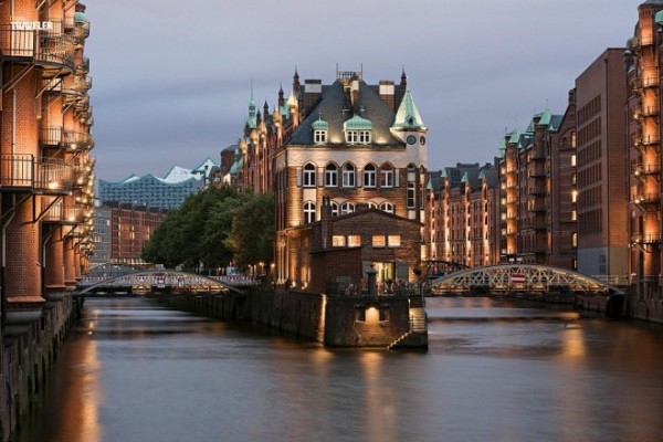 Những toà nhà với kiến trúc tuyệt đẹp soi bóng xuống dòng kênh ở Speicherstadt, Hamburg, Đức.