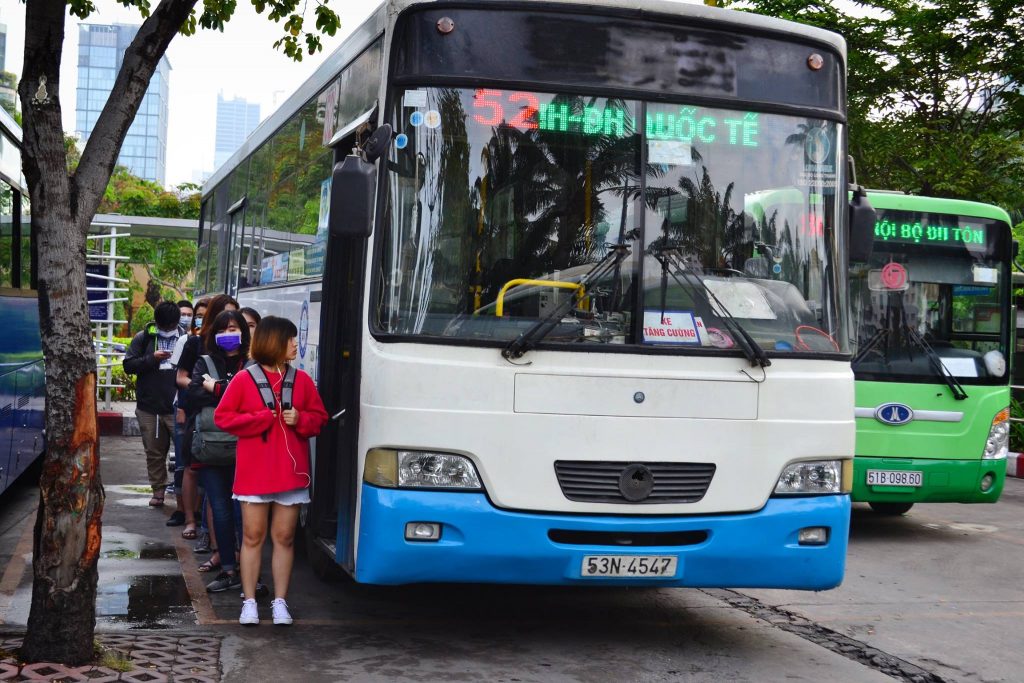 Văn hóa xếp hàng khi lên xe buýt ở thành phố Hồ Chí Minh