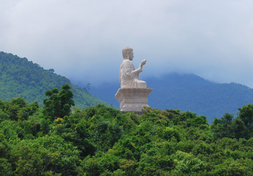 Ngồi trên đò, du khách chiêm ngưỡng phong cảnh hữu tình và cả tượng phật áng trước chùa cao 24m