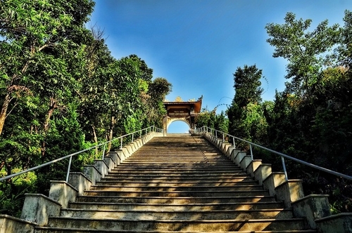 Để lên Thiền viện Trúc Lâm Bạch Mã du khách phải đi lên 172 bậc tam cấp.