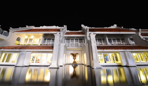 JW Marriott Phu Quoc Emerald Bay Resort & Spa lấy ý tưởng về một trường đại học danh tiếng ở Việt Nam. 