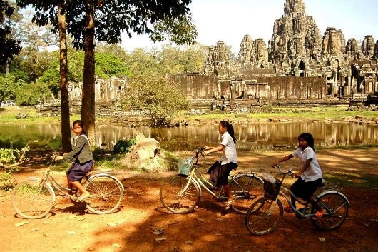 Di tích Angkor trong một ngày nắng. 