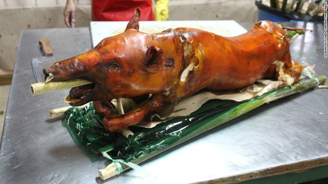 Lechon (Philippines): Giống như nhiều nước châu Á khác, thịt lợn ăn với cơm là bữa ăn phổ biến ở Philippines. Thịt lợn quay lechon là món ăn đặc trưng nhân dịp Giáng sinh. Lợn được nhồi hành, sả, tỏi trước khi nướng nên có hương vị đặc biệt thơm ngon.