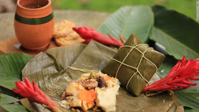 Tamales (Costa Rica): Mỗi gia đình ở Costa Rica lại có một công thức nấu món tamales riêng. Tamales thường được gói trong lá chuối, nhồi thịt lợn, gà hoặc bò, tỏi, hành, khoai tây, nho khô và các thành phần khác.