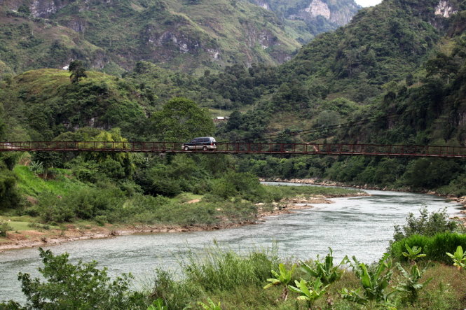 Cầu treo trên sông Gâm - Ảnh: Giang Nguyên 