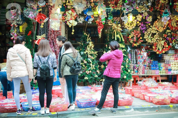 Rất nhiều bạn sinh viên đã rủ nhau lên khu phố cổ, dạo chơi ở phố Hàng Mã xem đồ Giáng sinh
