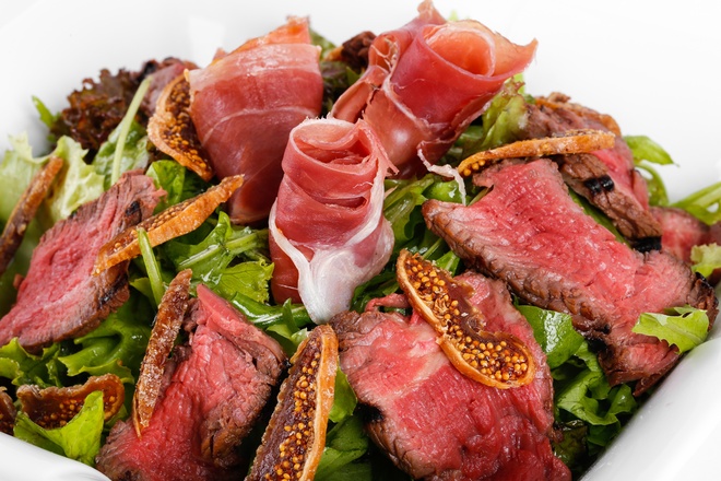 Salad bò nướng xốt gừng quyến rũ thực khách từ màu sắc bắt mắt đến vị tươi nguyên của thịt bò nướng tái, rau xanh cùng nước xốt đậm đà.