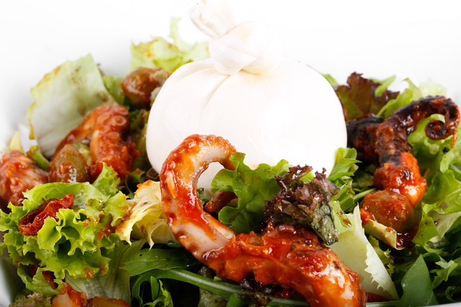 Salad bạch tuộc là món ăn mới lạ với thịt bạch tuộc giòn thanh, gia vị, nước xốt đặc trưng cùng màu sắc bắt mắt.