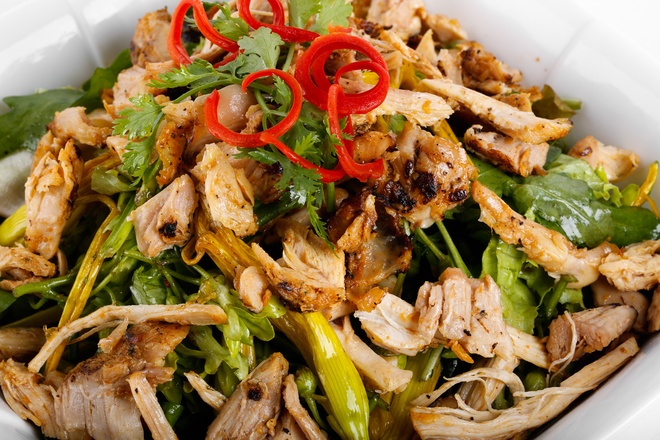 Salad gà nướng sả có vị thơm của thịt gà ta ngọt thơm, chắc thịt, hương sả, rau mùi cùng gia vị đặc trưng tạo nên món ăn ngon miệng và ấn tượng.