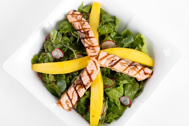 Salad cá hồi là lựa chọn thú vị trong các bữa tiệc hay từng bữa cơm gia đình. Sự kết hợp tinh tế giữa cá hồi áp chảo, xà lách, củ cải đỏ, xoài chín và nước xốt tạo nên một hương vị khó quên cho thực khách. Salad ngon không chỉ bởi nguyên liệu mà còn nhờ nước xốt. Phải có nghệ thuật chế biến tinh tế và hiểu rõ từng loại xốt khi kết hợp với nguyên liệu chính thì mới cho ra những món salad thơm ngon, hấp dẫn.