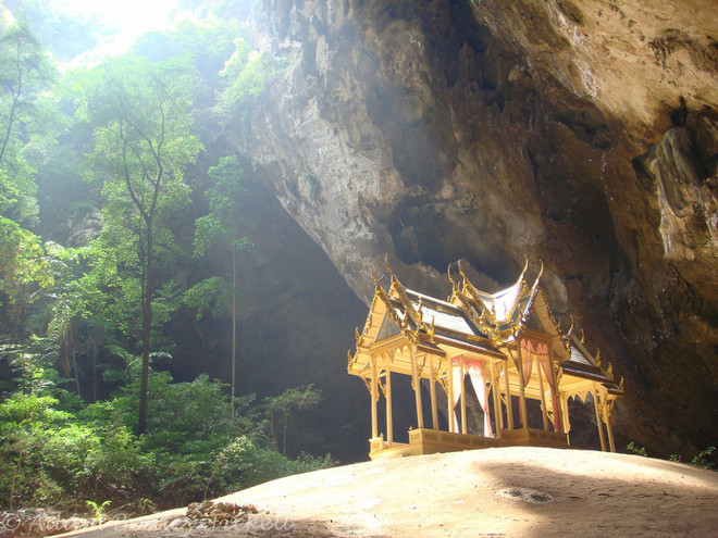 Ngồi đền trong lòng hang ở công viên quốc gia Sam Roi Yot.