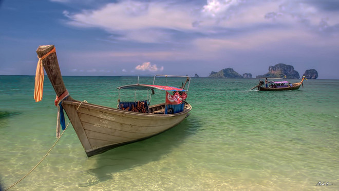 Hình ảnh con thuyền gỗ lớn mũi thuyền cao vút nổi trên làn nước biển xanh trong ngỡ ngàng ở Sala Dan, Krabi từng được coi là biểu tượng của du lịch Thái Lan.