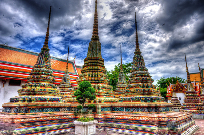 Chùa Wat Pho với những tầng tháp chạm trổ tinh xảo.