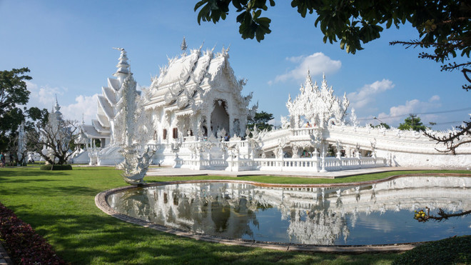 Ngôi đền trắng xóa ngỡ như phủ đầy băng tuyết giữa vùng đất nhiệt đới ở Pa-O Dan Chai, Chiang Rai khiến du khách ngỡ ngàng khi lần đầu đặt chân tới.