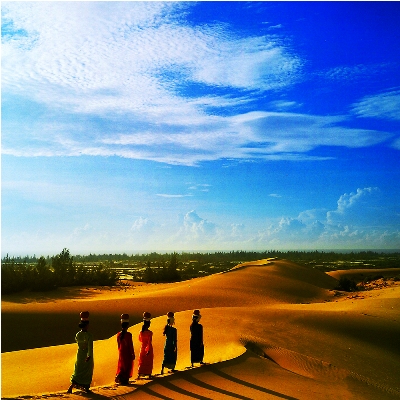 Những cô gái Chăm trên đồi cát Nam Cương. Ảnh: dacsandatphanrang. 
