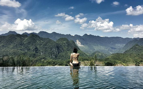 Pù Luông Retreat với bể bơi vươn ra núi rừng. 