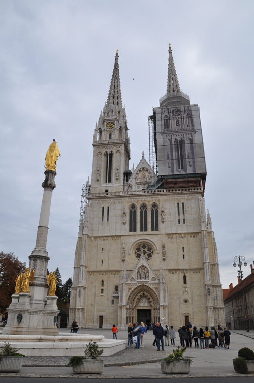 Zagreb Main Church là toà nhà cao nhất Croatia, được xây dựng từ thế kỷ 13. Do kết cấu đá vôi đặc thù mà nhà thờ đã được tu sửa liên tục trong hơn 20 năm và hy vọng sẽ sớm hoàn thành trong vài năm tới. 