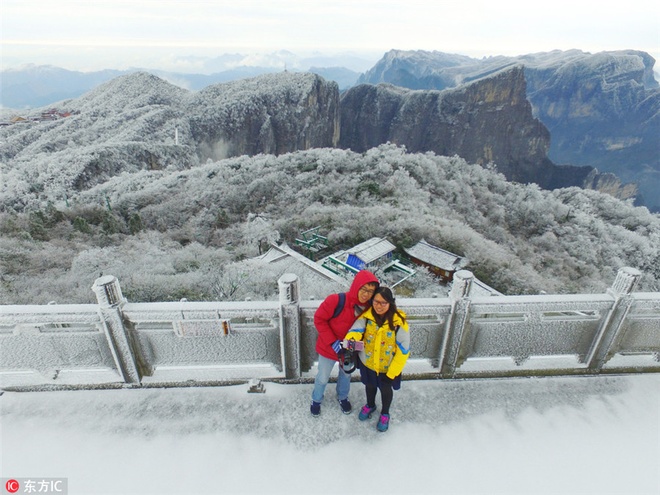 Du khách thích thú chụp ảnh selfie trên nền tuyết trắng ở công viên quốc gia Thiên Môn Sơn, thành phố Trương Gia Giới, tỉnh Hồ Nam. 