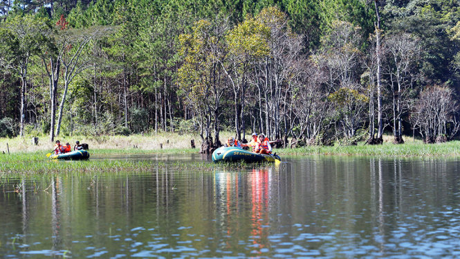 Du khách dạo chơi hồ bằng thuyền cao su - Ảnh: M.VINH 