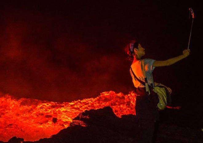 Đây là danh sách dựa trên bình chọn của Lonelyplanet. Nữ khách chụp ảnh bên cạnh dung nham nóng chảy ở núi Erta Ale, khu vực núi lửa hoạt động mạnh nhất ở Ethiopia. Ảnh: Eric Lafforgue. 