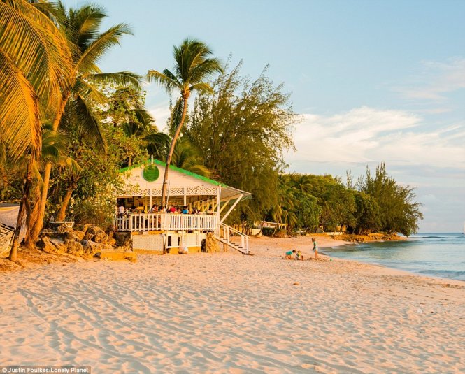 Những bãi biển xanh với cát trắng phau tại đảo Barbados 