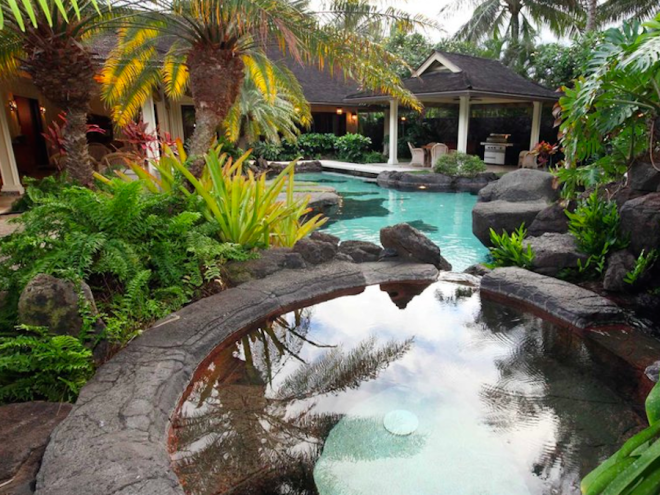 Bể bơi được xây dựng hoàn toàn từ đá dung nham núi lửa, có thiết kế giống hồ tự nhiên. Quanh bể còn tích hợp thêm thác nước, phòng spa và quầy bar ngoài trời, mang lại cảm giác tự nhiên và thoáng đãng nhất. 