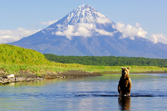 4. Núi lửa Kamchatka (Nga): Nơi này nằm trên bán đảo Kamchatka, phía đông nước Nga, có có mật độ núi lửa dày đặc. Khu vực có hệ thống động thực vật hoang dã phong phú và cảnh quan thiên nhiên đẹp với bờ biển, hồ và sông. Ảnh: Russia.