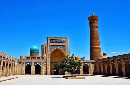 5. Trung tâm lịch sử của Bukhara (Uzbekistan): Có niên đại hơn 2.000 năm, thành phố Uzbek của Bukhara nằm trên con đường tơ lụa. Là một trong những thành phố lớn nhất của Trung Á, lại nằm ở vị trí ngã tư của các tuyến đường thương mại, Uzbek trở thành một trung tâm dành cho các thương gia và khách du lịch. Nổi bật trong các tòa nhà còn được bảo quản đến ngày nay là lăng Ismail Samanid, một ví dụ tuyệt vời của kiến trúc Hồi giáo thế kỷ 10. Ảnh: Dreamstime.