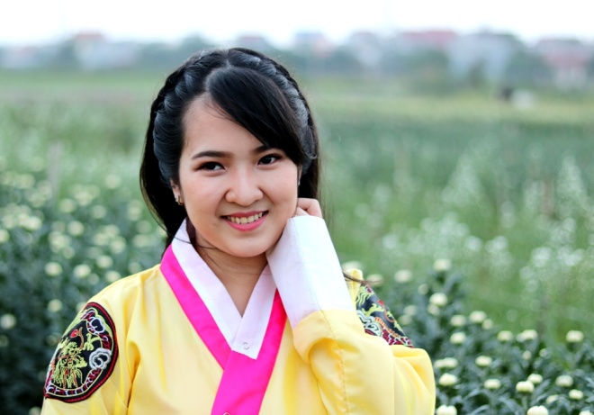 Ấn tượng hơn, một số bạn trẻ thuê trang phục truyền thống của Nhật Bản, Hàn Quốc để tạo dáng. Trong ảnh cô gái đến từ Lê Lợi, quận Ngô Quyền trong trang phục của xứ sở kim chi. 