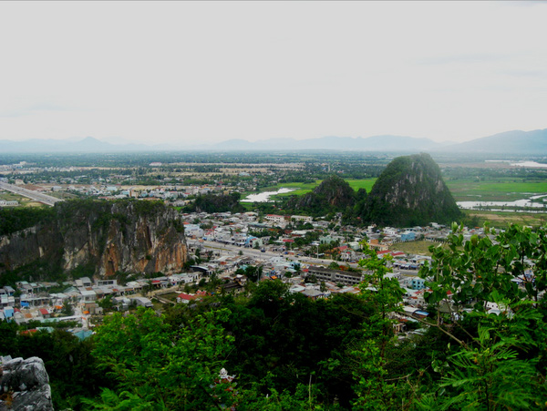 Thành phố Đà Nẵng mọc lên giữa núi - Nguồn: danangsensetravel