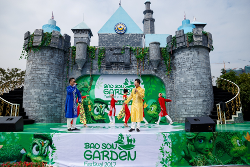 Chương trình nghệ thuật tại sân khấu lâu đài luôn được đầu tư theo chủ đề từng lễ hội. Chào xuân năm mới, Bao Son Garden Festival sẽ hội tụ các nghệ sĩ quốc tế và Việt Nam cùng những ca khúc quen thuộc được trình diễn lôi cuốn. 