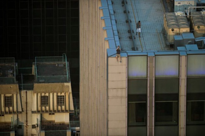 Năm 2016 vẫn ghi nhận xu hướng chụp hình trên rìa của các toà nhà cao tầng, bất chấp điều này đã bị cấm tại nhiều nơi. Bức hình được chụp tại Hong Kong, Trung Quốc. Ảnh: Romeo Gacad. 