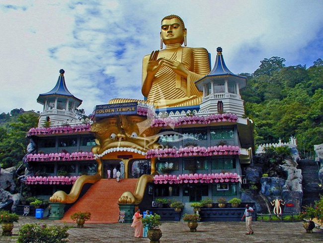 9. Đền vàng Dambulla (Sri Lanka): Tọa lạc tại trung tâm Sri Lanka, đây là tu viện hang động được bảo quản tốt nhất. 5 khu bảo tồn nép mình dưới hòn đá cao chót vót, được tôn tạo thành những bức tượng và tranh miêu tả cảnh Phật giáo. Đây là một địa điểm hành hương nổi tiếng với nhiều Phật tử ngay từ thế kỷ đầu tiên của Công nguyên. Ảnh: SriLanka Experience.