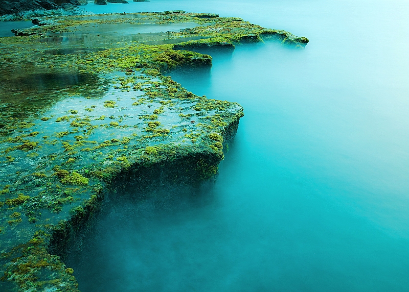 Mỗi mùa Hang Rái có màu đá riêng nhưng nước vẫn xanh trong vắt