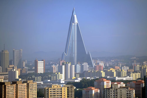 Khách sạn Ryugyong cao 105 tầng với 3.000 phòng. Ảnh: Daily Beast 