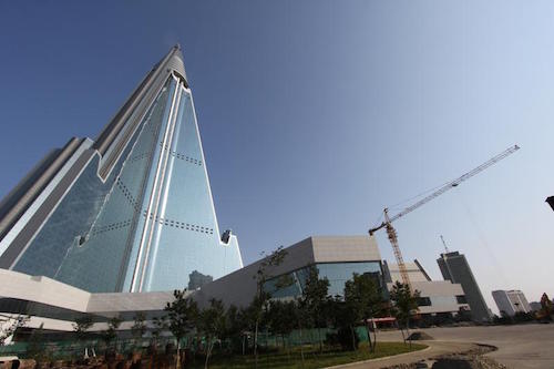 Ryugyong trải qua gần 30 năm xây dựng nhưng đến nay vẫn chưa hoàn thành. Ảnh: NK News. 