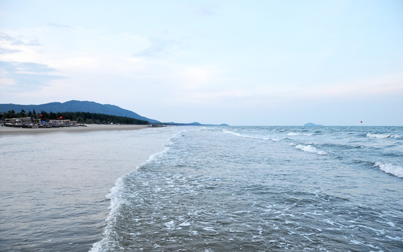 Bãi Biển Hải Tiến với những con sóng lăn tăn, trải dài cát trắng. Ảnh: Internet
