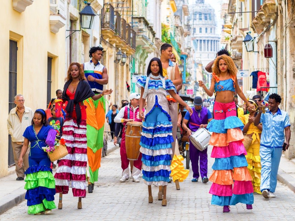 Một ban nhạc cùng các vũ công thu hút sự chú ý trên đường phố Havana, Cuba 