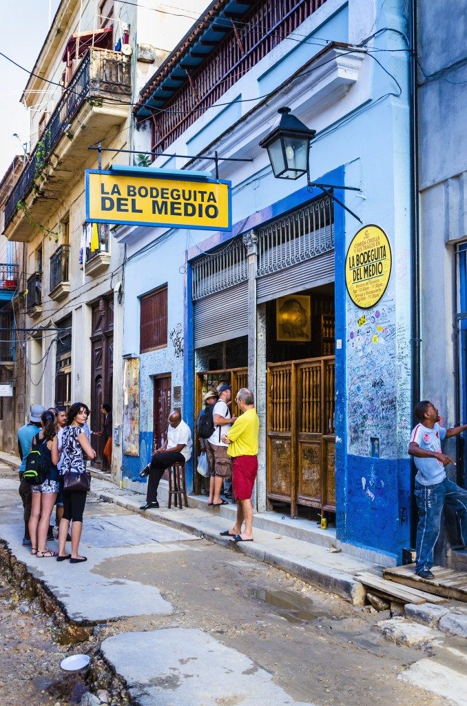 Quán bar, nhà hàng nổi tiếng La Bodeguita del Medio là nơi lưu dấu chân của nhà văn Ernest Hemingway, nhà thơ Pablo Neruda và họa sỹ Josignacio 