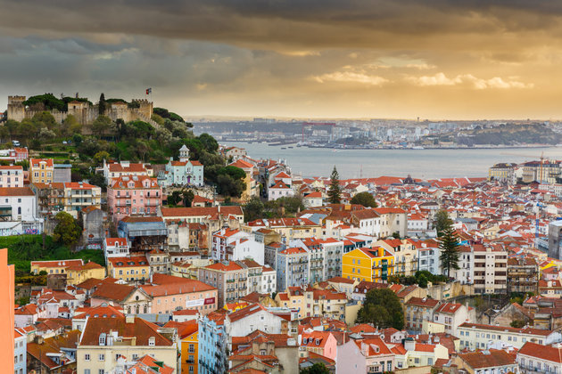 Thành phố cổ tích Lisbon nghiên mình bên bờ sông Tagus