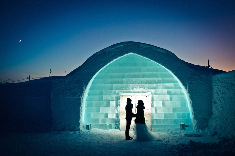 Lễ cưới được tổ chức tại khách sạn lều tuyết ở Iceland sẽ là một trải nghiệm khó quên.