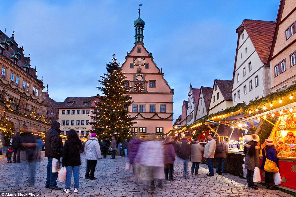 Con đường lát sỏi và những khu chợ Giáng sinh tại thành phố Rothenburg, Đức là hành trình hấp dẫn cho mùa đông.