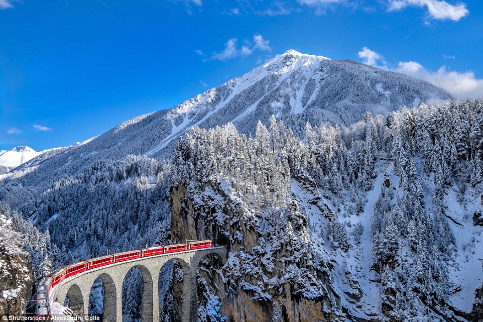 Hành trình "thần tiên" trên chuyến tàu Glacier Express đi qua vùng núi Moritz thuộc dãy Alp.