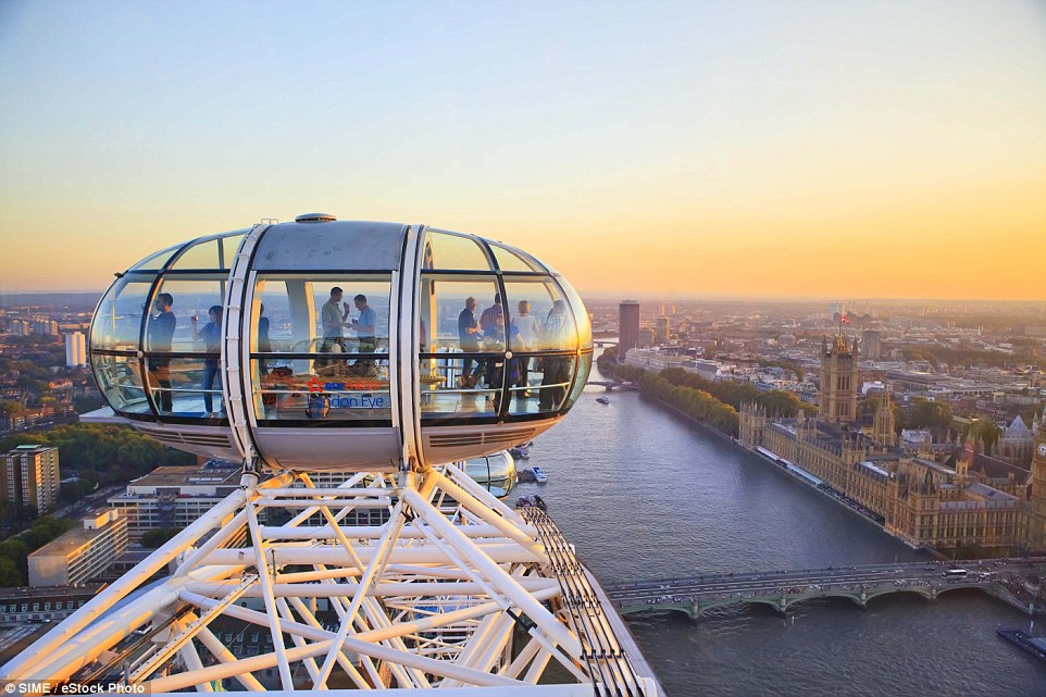 Bạn có thể thưởng thức một ly rượu vang khi ngắm toàn cảnh mặt trời lặn tại thủ đô nước Anh từ đài quan sát London Eye.