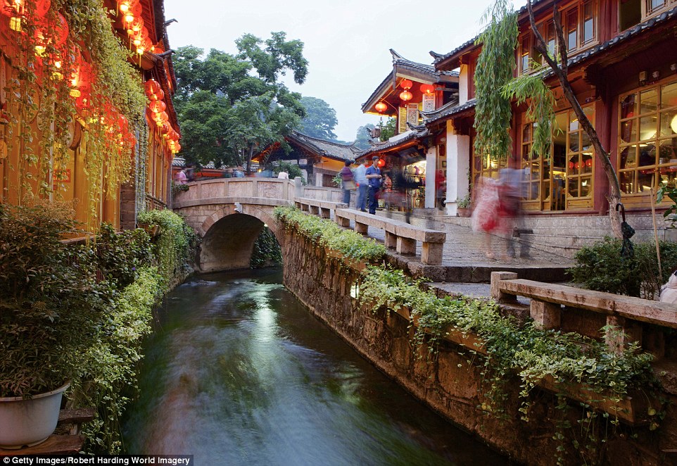 Hệ thống kênh rạch được thắp sáng bằng những chiếc đèn lồng với màu sắc rực rỡ tại tỉnh Vân Nam, Trung Quốc.