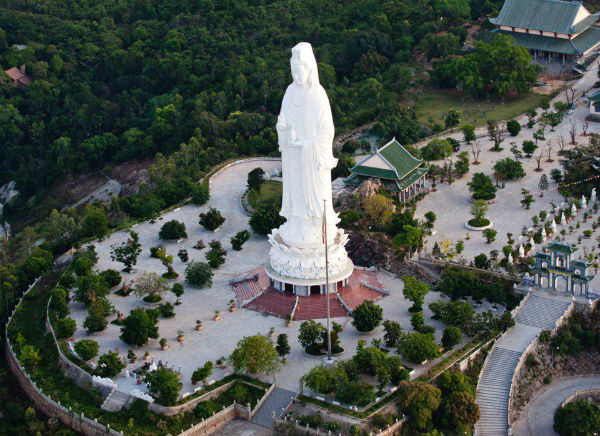 Chùa Linh Ứng tại Bãi Bụt - Đà Nẵng với bức tượng Phật Quan Âm cao nhất Việt Nam.