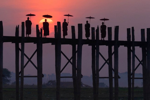 2. Cầu U Bein - Myanmar:Cầu U Bein là một trong những nơi tuyệt đẹp để chiêm ngưỡng hoàng hôn ở châu Á. Những người đam mê nhiếp ảnh đã đến đây để bắt lấy khoảnh khắc mặt trời lặn bên hồ Taungthaman. Hình ảnh quen thuộc xuất hiện trong các bức hình là các vị thầy tu hay người dân địa phương trên chiếc xe đạp di chuyển qua chiếc cầu gỗ tếch trong ánh sáng mặt trời tắt dần về phía tây.