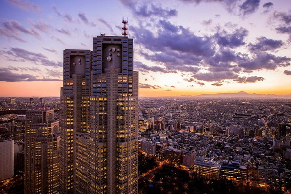 6. Tòa nhà chính phủ thành phố Tokyo, Nhật Bản: Ngắm hoàng hôn trong thành phố từ trên cao sẽ là một trải nghiệm khác biệt. Nhưng thử thách đặt ra ở đây là tìm một nơi mở cửa miễn phí cho du khách tham quan. Tòa nhà chính phủ thành phố Tokyo là một lựa chọn phù hợp khi mở cửa miễn phí cho người dân ngắm cảnh ở tầng thứ 45.