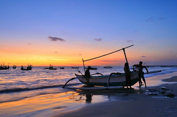 7. Bãi biển Jimbaran, Bali: Cảnh hoàng hôn, bãi cát vàng, và hải sản là những gì bạn có thể tìm thấy ở bãi biển Jimbaran. Hãy đặt sẵn một bàn tiệc tại bất kỳ nhà hàng ven biển nào, thưởng thức đồ nướng và dùng tất cả giác quan của mình để cảm nhận sự chuyển đổi màu sắc từ phía tây bầu trời.